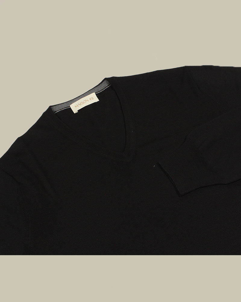 Black Super Tasmania Wool V Neck